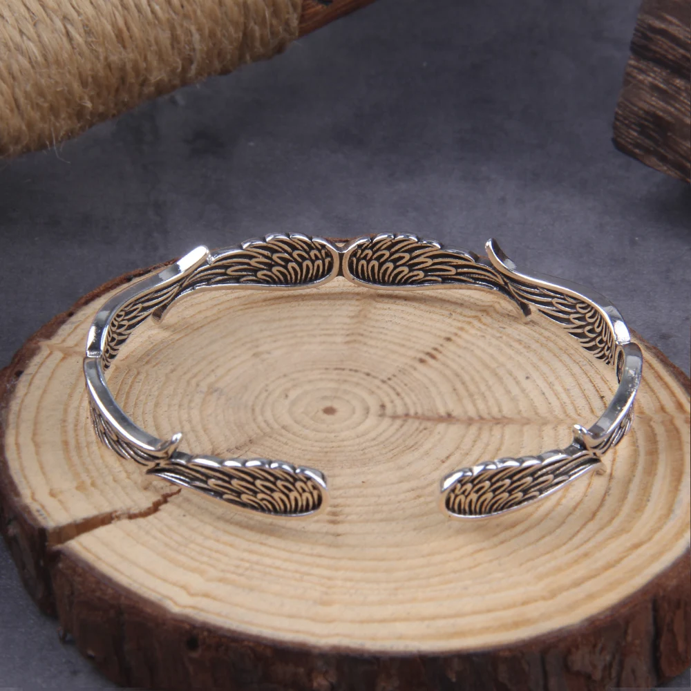 Punk Simple Silver Color Twisted Mobius Cuff Bangles Infinite Loop Bracelet Men's Fashion Casual Party Jewelry Gift with box Punk Simple Silver Color Twisted Mobius Cuff Bangles Infinite Loop Bracelet Men's Fashion Casual Party Jewelry Gift with box