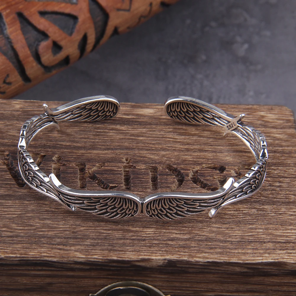 Punk Simple Silver Color Twisted Mobius Cuff Bangles Infinite Loop Bracelet Men's Fashion Casual Party Jewelry Gift with box Punk Simple Silver Color Twisted Mobius Cuff Bangles Infinite Loop Bracelet Men's Fashion Casual Party Jewelry Gift with box