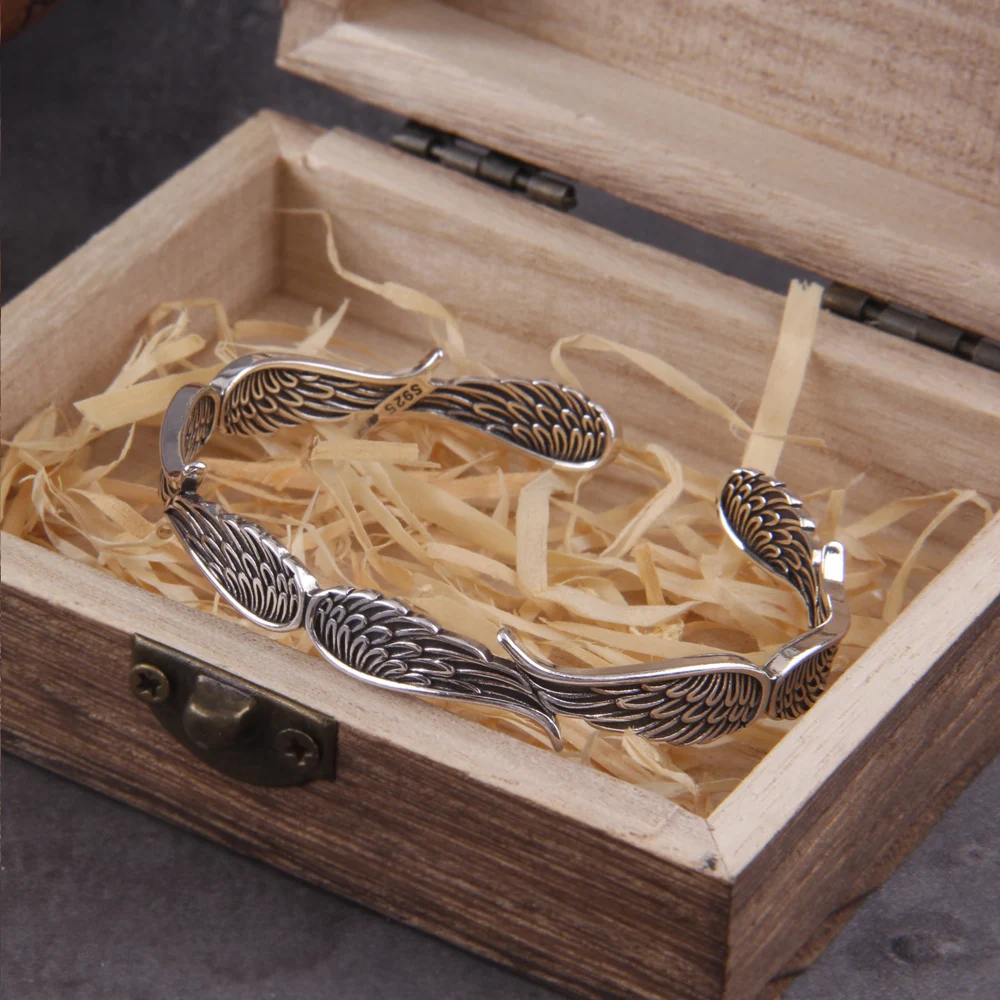 Punk Simple Silver Color Twisted Mobius Cuff Bangles Infinite Loop Bracelet Men's Fashion Casual Party Jewelry Gift with box Punk Simple Silver Color Twisted Mobius Cuff Bangles Infinite Loop Bracelet Men's Fashion Casual Party Jewelry Gift with box