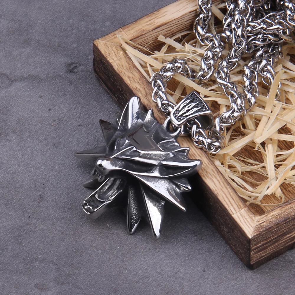 Solid Stainless Steel Gray color Wizard 3 Wild Hunt Game pendant necklace Geralt wolf head necklace with wooden box as men gift Solid Stainless Steel Gray color Wizard 3 Wild Hunt Game pendant necklace Geralt wolf head necklace with wooden box as men gift