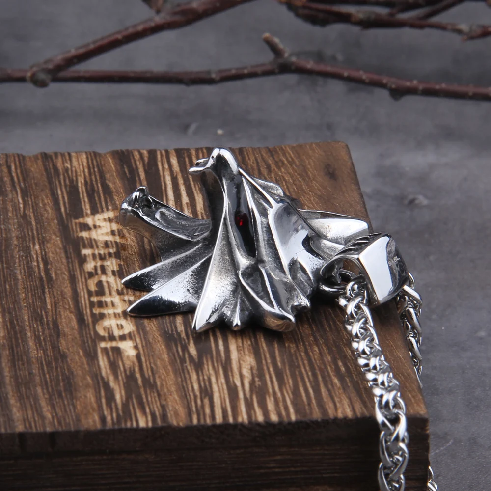 Solid Stainless Steel Gray color Wizard 3 Wild Hunt Game pendant necklace Geralt wolf head necklace with wooden box as men gift Solid Stainless Steel Gray color Wizard 3 Wild Hunt Game pendant necklace Geralt wolf head necklace with wooden box as men gift