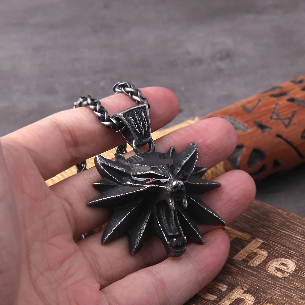 Solid Stainless Steel Gray color Wizard 3 Wild Hunt Game pendant necklace Geralt wolf head necklace with wooden box as men gift Solid Stainless Steel Gray color Wizard 3 Wild Hunt Game pendant necklace Geralt wolf head necklace with wooden box as men gift