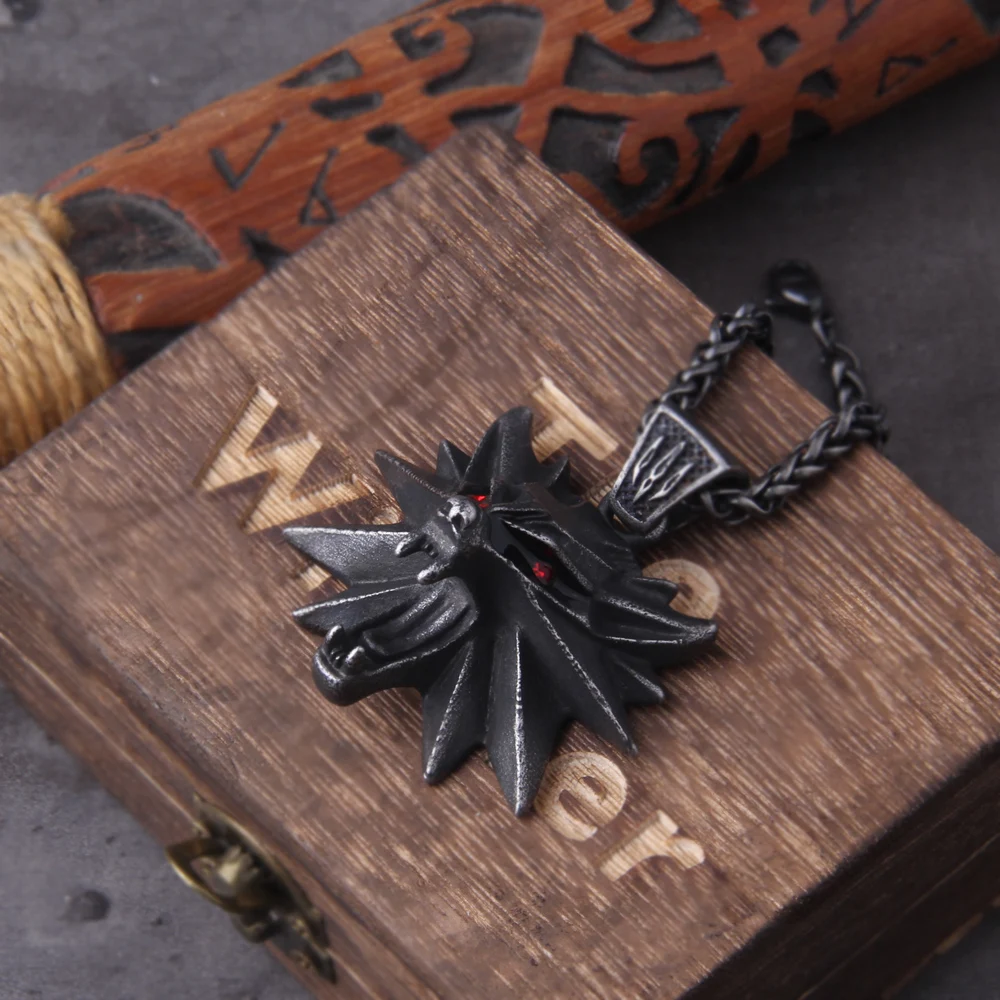 Solid Stainless Steel Gray color Wizard 3 Wild Hunt Game pendant necklace Geralt wolf head necklace with wooden box as men gift Solid Stainless Steel Gray color Wizard 3 Wild Hunt Game pendant necklace Geralt wolf head necklace with wooden box as men gift