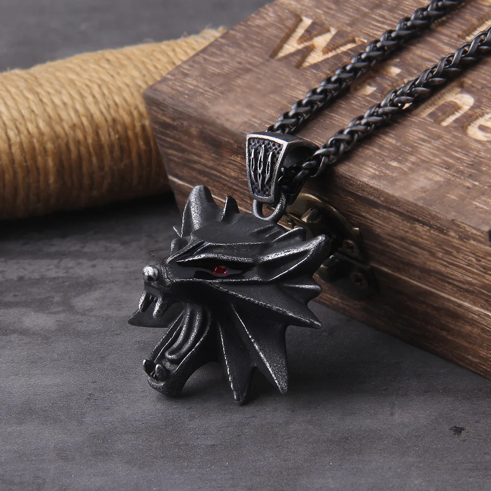 Solid Stainless Steel Gray color Wizard 3 Wild Hunt Game pendant necklace Geralt wolf head necklace with wooden box as men gift Solid Stainless Steel Gray color Wizard 3 Wild Hunt Game pendant necklace Geralt wolf head necklace with wooden box as men gift