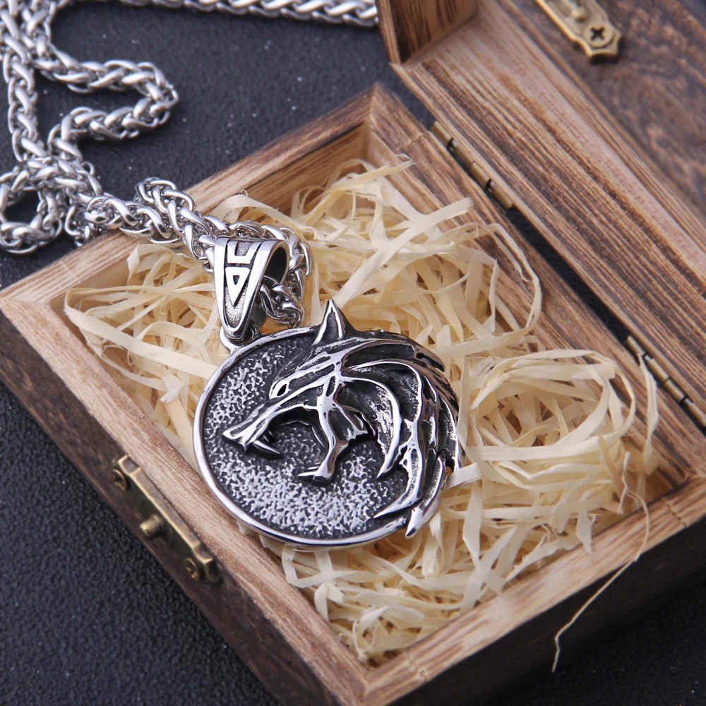the Wizard wolf head pendant necklace for Geralt with a The Wild Hunt 3 Figure TV the Wizard wolf head pendant necklace for Geralt with a The Wild Hunt 3 Figure TV