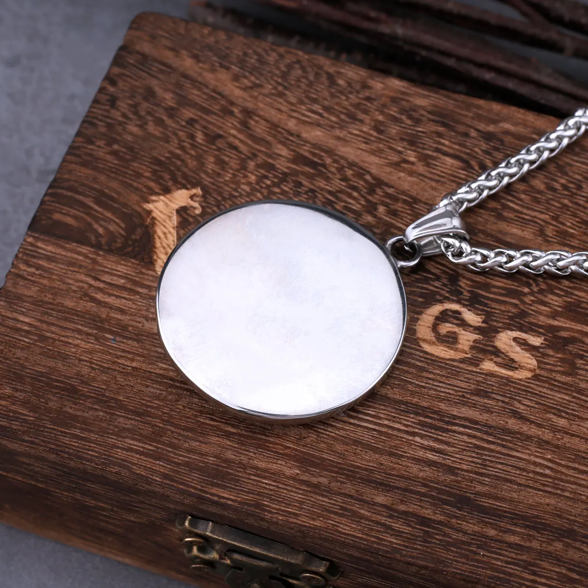 Nordic Viking Spartan Warrior Helmet Necklace Men’s Stainless Steel Vintage Hip Hop Amulet Pendant Necklace Fashion Punk Jewelry Nordic Viking Spartan Warrior Helmet Necklace Men's Stainless Steel Vintage Hip Hop Amulet Pendant Necklace Fashion Punk Jewelry