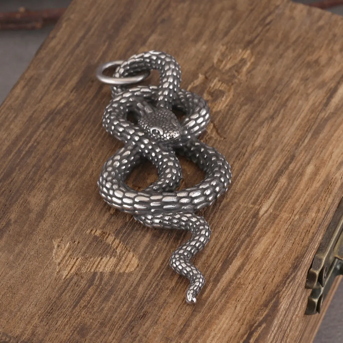 Stainless Steel Winding Snake Pendant Necklace Black Gun Plated Animal Creative Design Necklace Men Punk Hip Hop Jewelry Gift