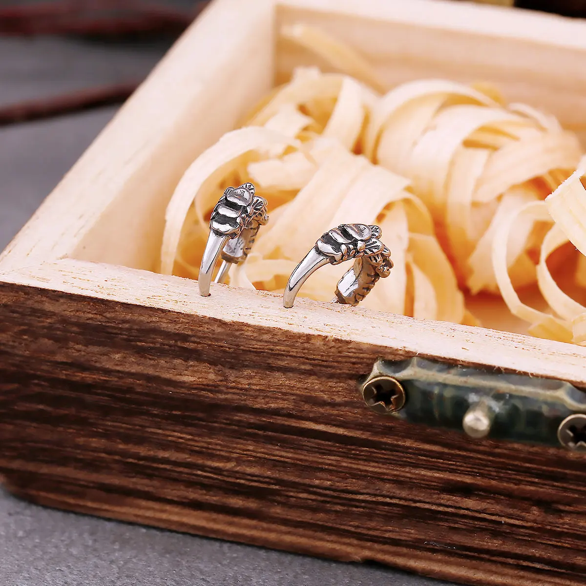 Vintage Eagle Claw Animal Stud Earrings Men Women Stainless Steel Punk Daily Party Earrings Fashion Charm Jewelry Gift Vintage Eagle Claw Animal Stud Earrings Men Women Stainless Steel Punk Daily Party Earrings Fashion Charm Jewelry Gift